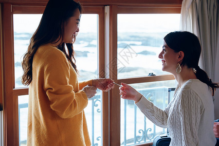 在房间里休息的女人图片