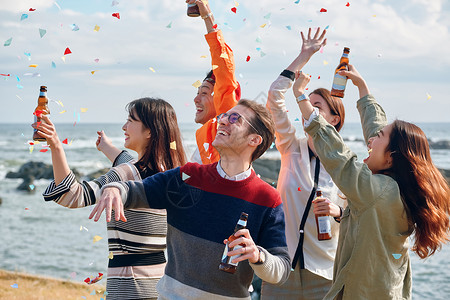在海边喝酒开派对的年轻人快乐高清图片素材