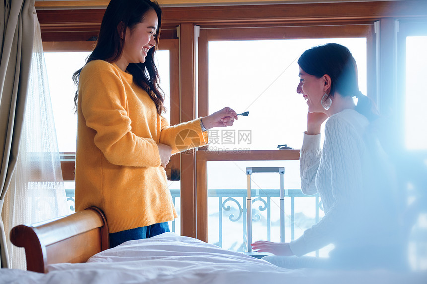 在房间里休息的女人图片