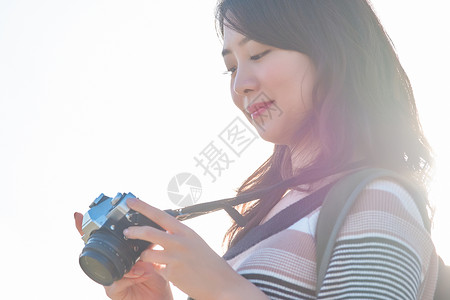 在海边旅行的女人图片