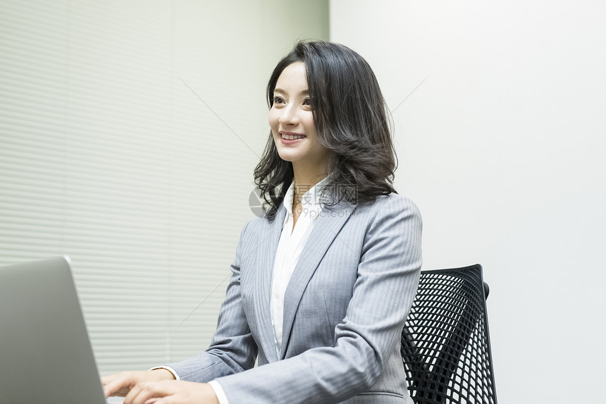 职场商务女性办公图片