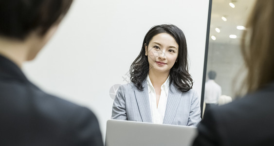 职场商务办女性面试新人图片