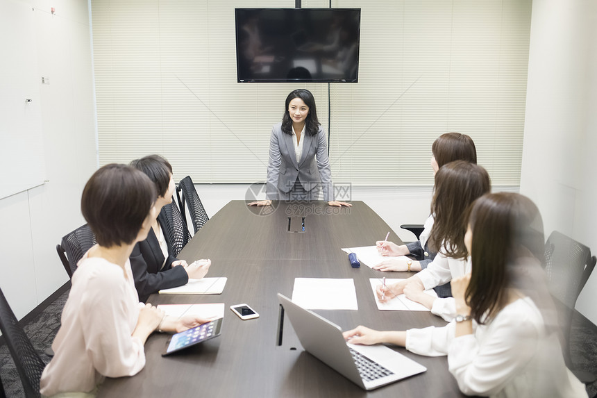 公司里女性都市白领会议形象图片