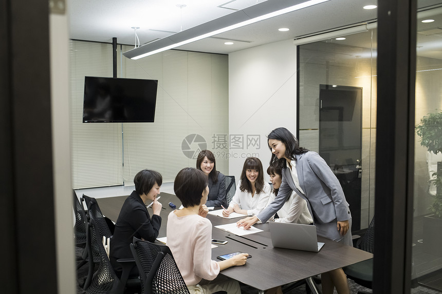 公司里女性都市白领会议形象图片