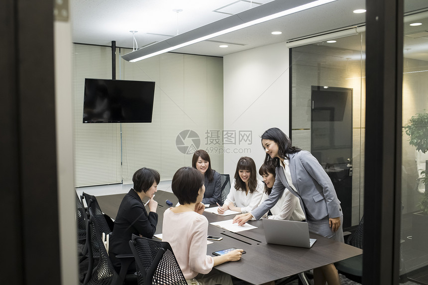 公司里女性都市白领会议形象图片