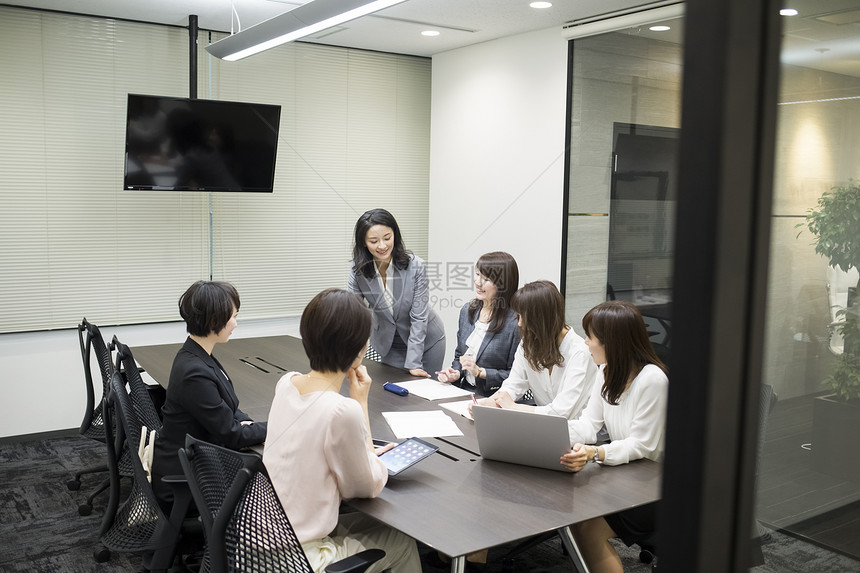 公司里女性都市白领会议形象图片