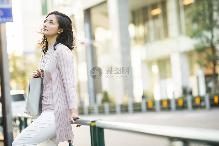 优雅职场女性形象图片