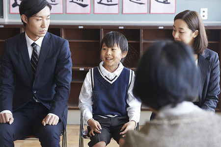 小朋友和父母参加幼儿园入学面试图片