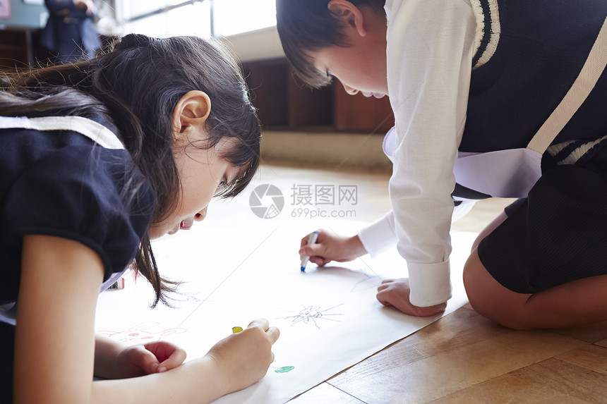 趴在地上写东西的女孩图片