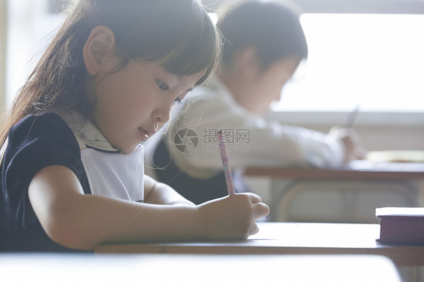 认真学习的儿童图片