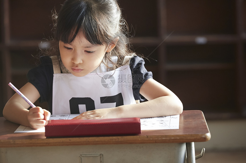 认真学习的儿童图片