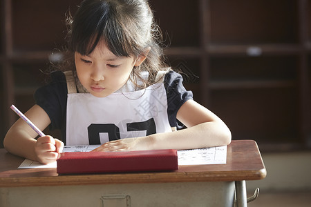 认真学习的儿童图片