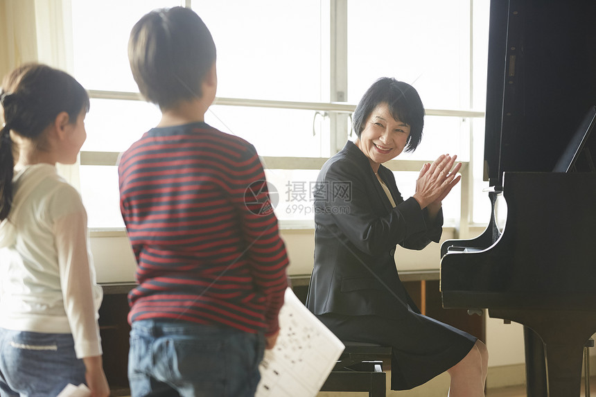 音乐教室的老师和学生图片