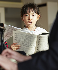 孩子在音乐室里唱歌背景图片