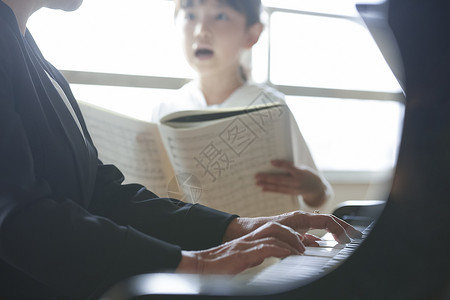 音乐室练习的老师和学生图片