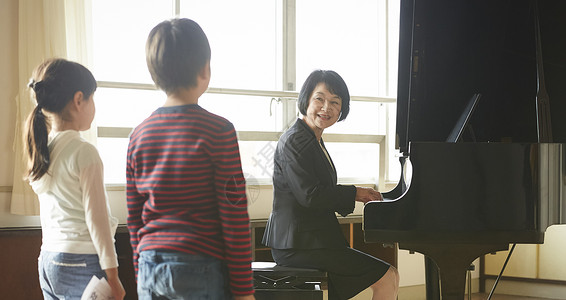 音乐室的老师和学生背景图片
