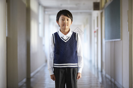 一年级学生在学校走廊上背景图片