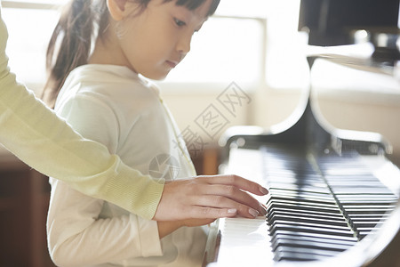 音乐室的老师教学生弹钢琴图片