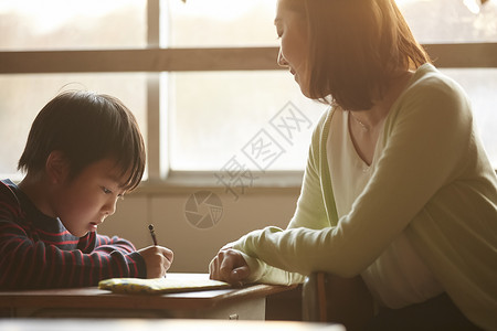 老师辅导小学生学习图片