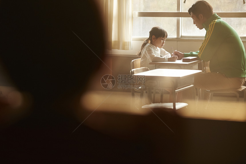 老师在教室里单独辅导学生图片