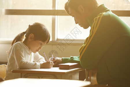 老师在教室里单独辅导学生图片