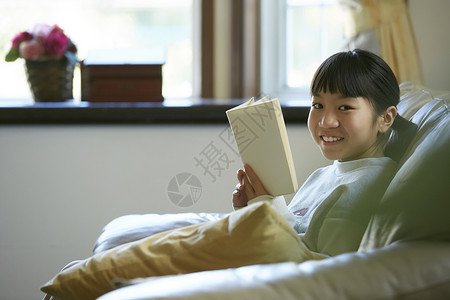 小学生女孩居家阅读图片