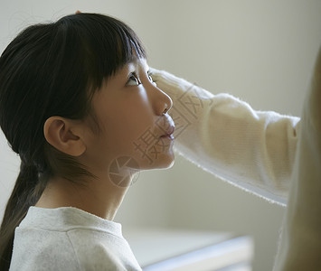 男人们爸爸仰视父亲刷牙女儿的头图片