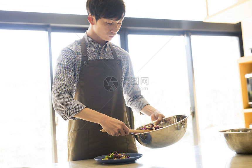 男子在厨房做餐图片