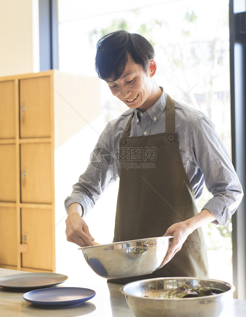 男子在厨房做餐图片