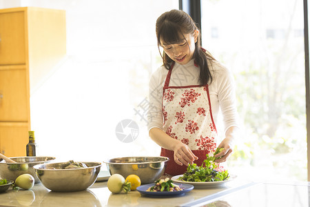青年女性烹饪美食图片