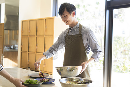 青年男性上烹饪美食课图片