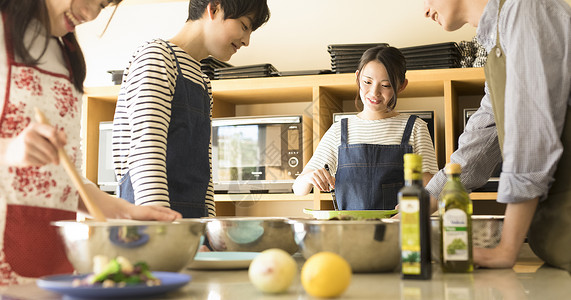 烹饪食物的年轻男女图片