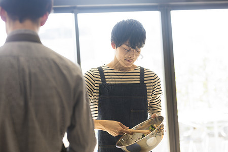 学习烹饪的年轻男性图片