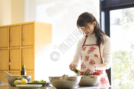 年轻女孩假期在家做饭图片