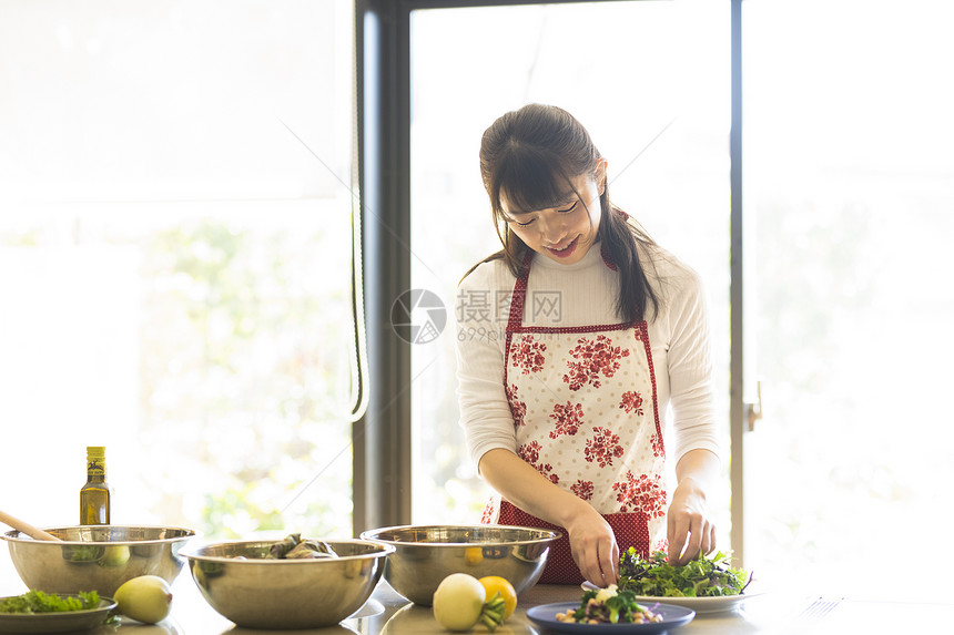 年轻女孩假期在家做饭图片