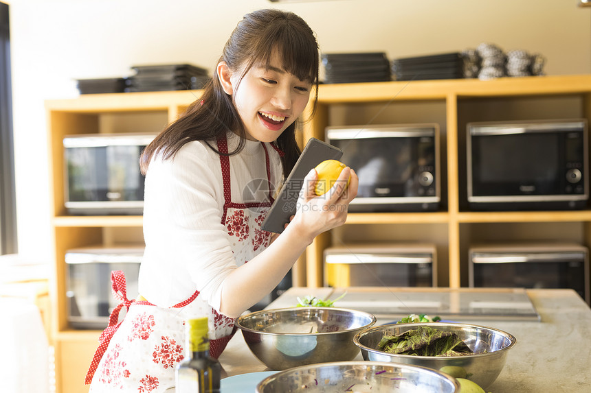 居家做饭的年轻女孩图片