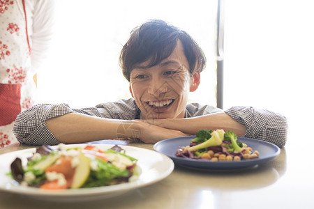 男子看着做好的美食图片