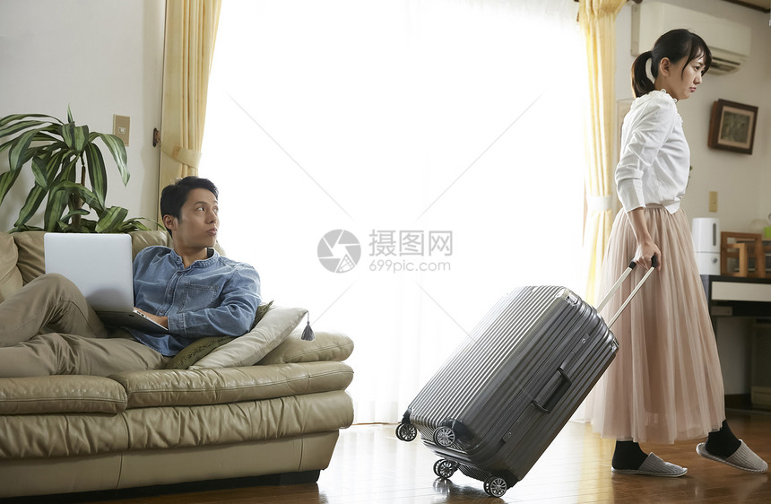 个人电脑户内笔记本妻子出门回家图片