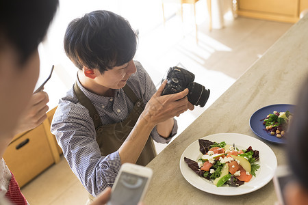 厨房青年人们手机相机拍摄菜品背景图片