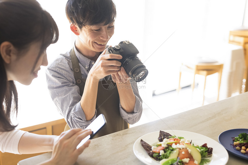 快乐照相机男人们拍摄食物的男女图片