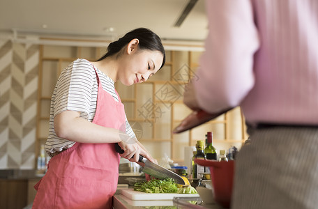 享受欢快度假女人做饭图片