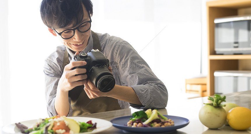 男青年美食摄影图片