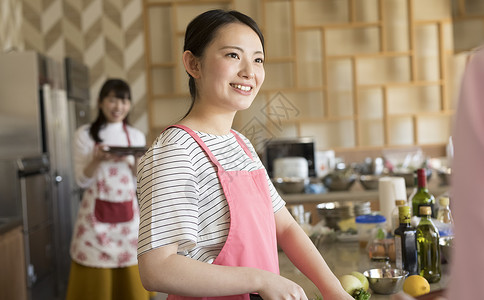 指示日本人指导女人做饭图片
