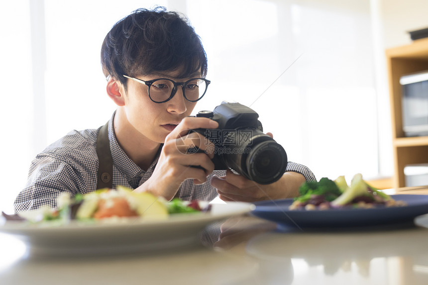 男青年美食摄影图片