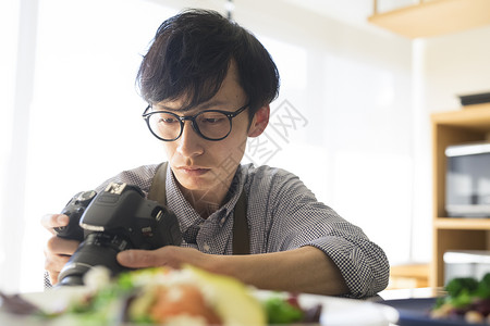 男青年美食摄影图片