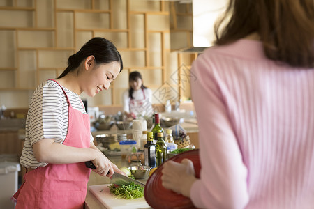 3人开放式厨房人物女人做饭图片
