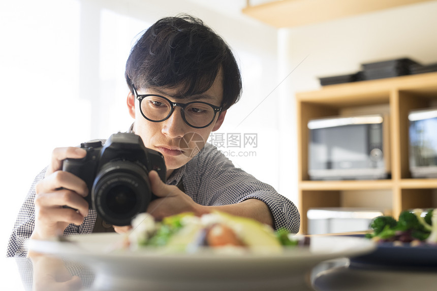 手作图画单人男子食物图片