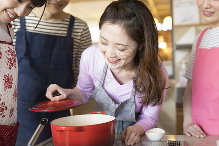 男平底锅人类烹饪课图片