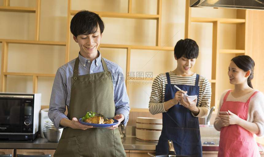 有趣男老师教学员上烹饪课图片