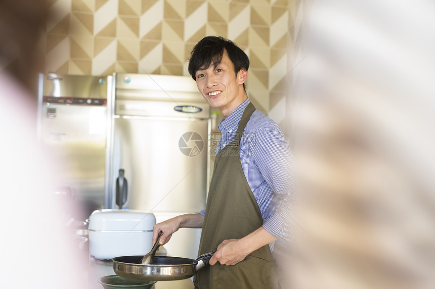 有趣男老师教学员上烹饪课图片